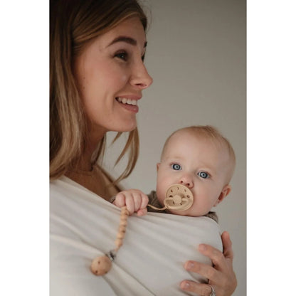 Mutter hält Baby mit Schnuller Moon Phase Latex im DUO Croissant Design