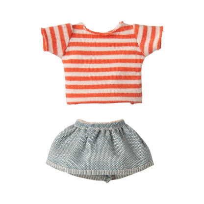 Miniatur gestricktes Outfit von Schwester Maus: orange-weiße Top und blauer Rock