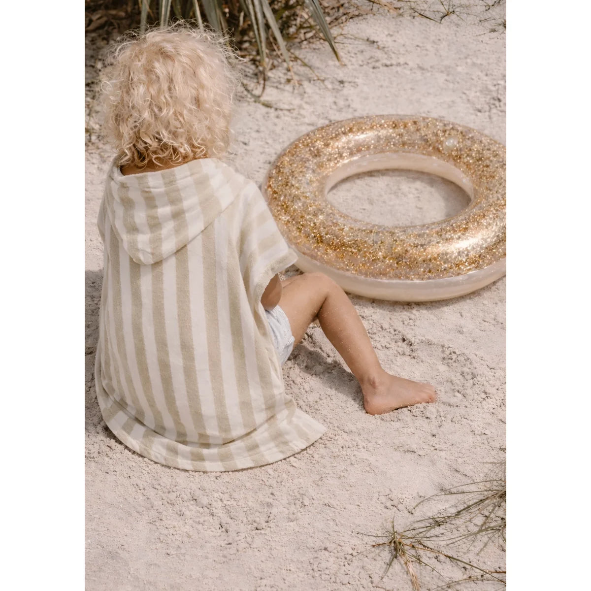 Gold glitzer aufblasbarer schwimmring von baby bloom als geschenk für neugeborene und ökologische babyprodukte