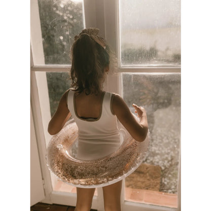 Transparenter schwimmring mit roségold glitzerfüllung von baby bloom ideal für ökologische baby- und kinderprodukte