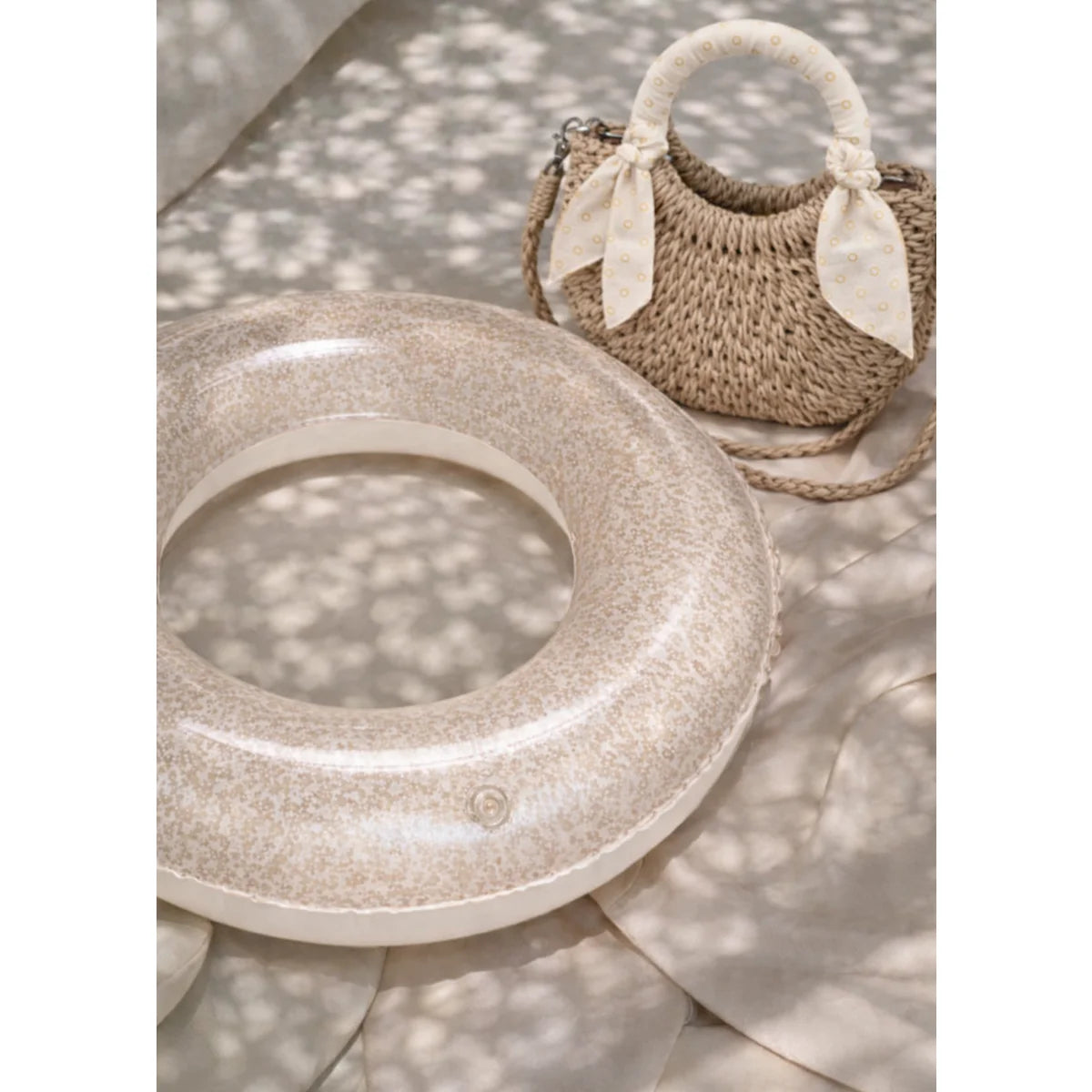 Beige gesprenkelter schwimmring blushin coral mit glatter glänzender oberfläche ideal für ökologische baby- & kinderprodukte