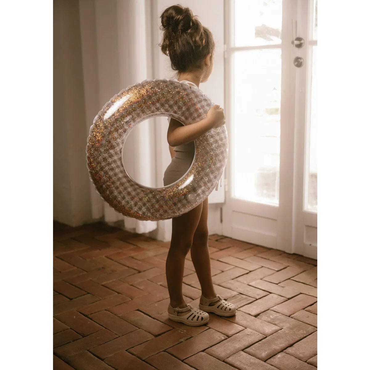 Schwimmring love confetti mit gold und klarem karomuster ideal für ökologische baby- und kinderprodukte