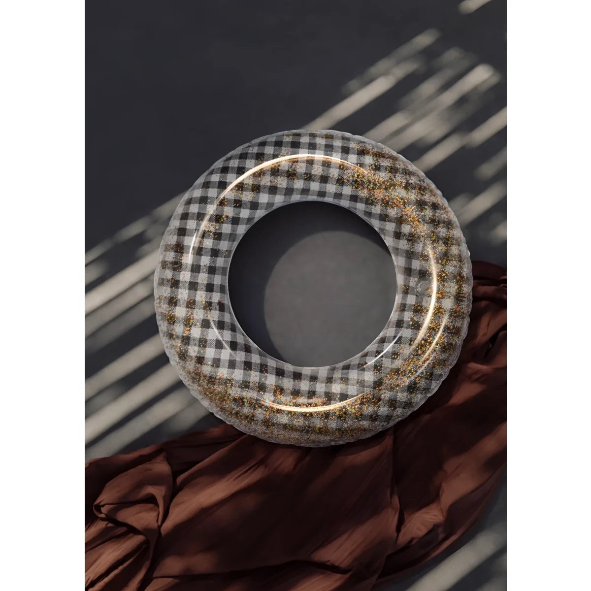 Schwimmring love confetti mit schwarzem und weißem gingham-muster und goldglitzer, nachhaltige babykleidung schweiz geeignet