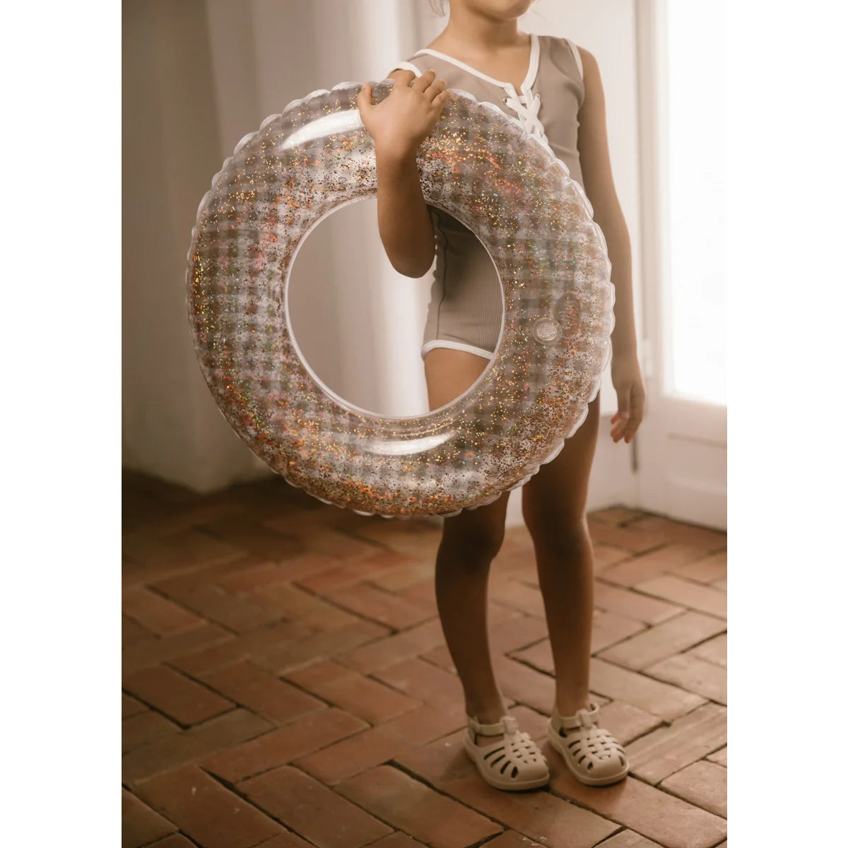 Klarer schwimmring mit glitzerndem houndstooth muster ideal für ökologische baby- & kinderprodukte und geschenke