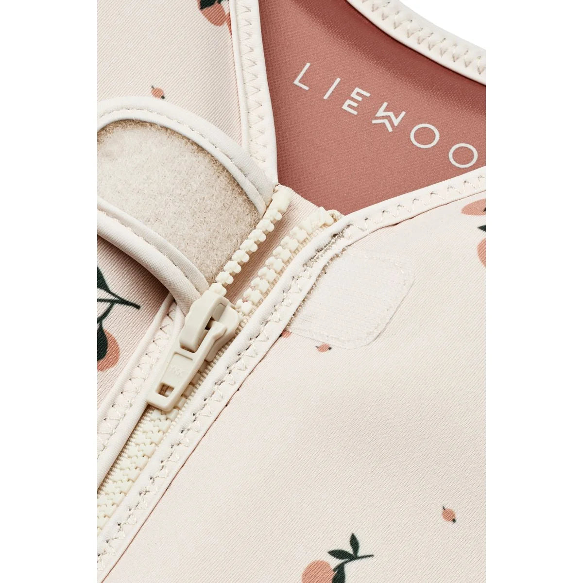 Weißes Leder Sneaker mit Pfirsichmuster und LIEWOO Branding für Schwimmweste Dove