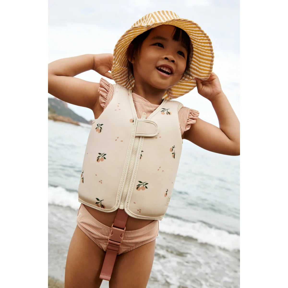 Ein Strohhut mit runder Krempe am Strand beim Produkt Schwimmweste Dove