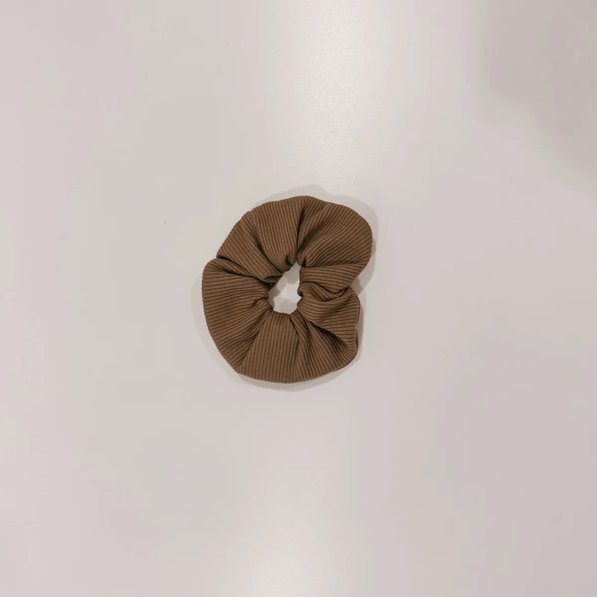 Brauner Corduroy-Scrunchie aus der Scrunchie-Kollektion für stilvolle Haargestaltung