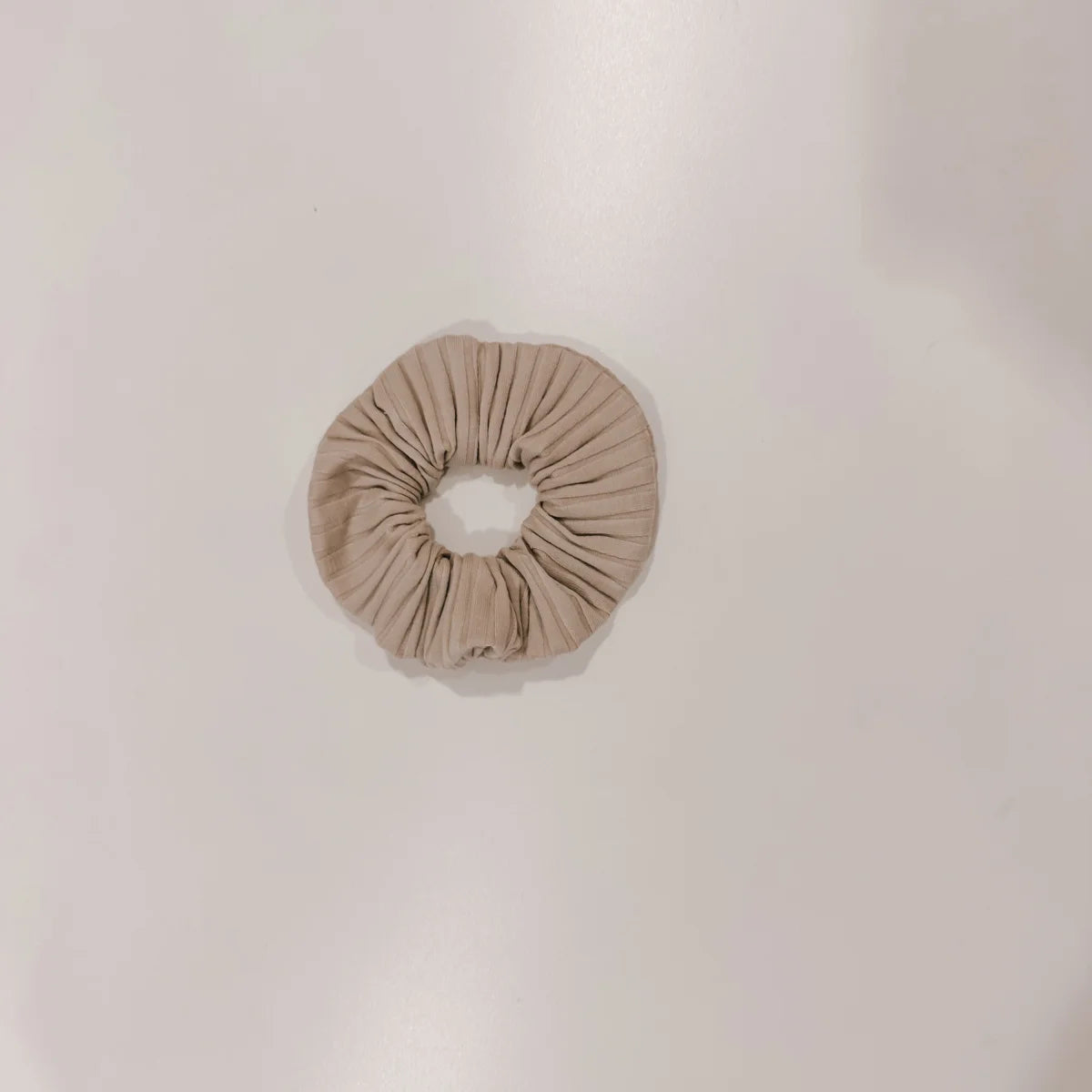 Beige Stoffscrunchie aus der Scrunchie-Kollektion zur stilvollen Haarstylings