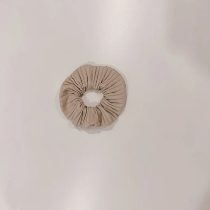 Beige Stoffscrunchie aus der Scrunchie-Kollektion zur stilvollen Haarstylings