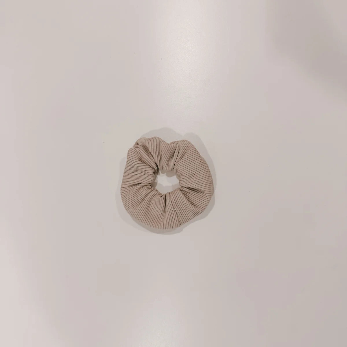 Beige gestreifter Scrunchie aus der Scrunchie-Kollektion für stilvolle Frisuren