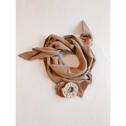 Beige Seiden- oder Satin-Schal mit dekorativem Stoffblumenaccessoire für Scrunchie Musselin