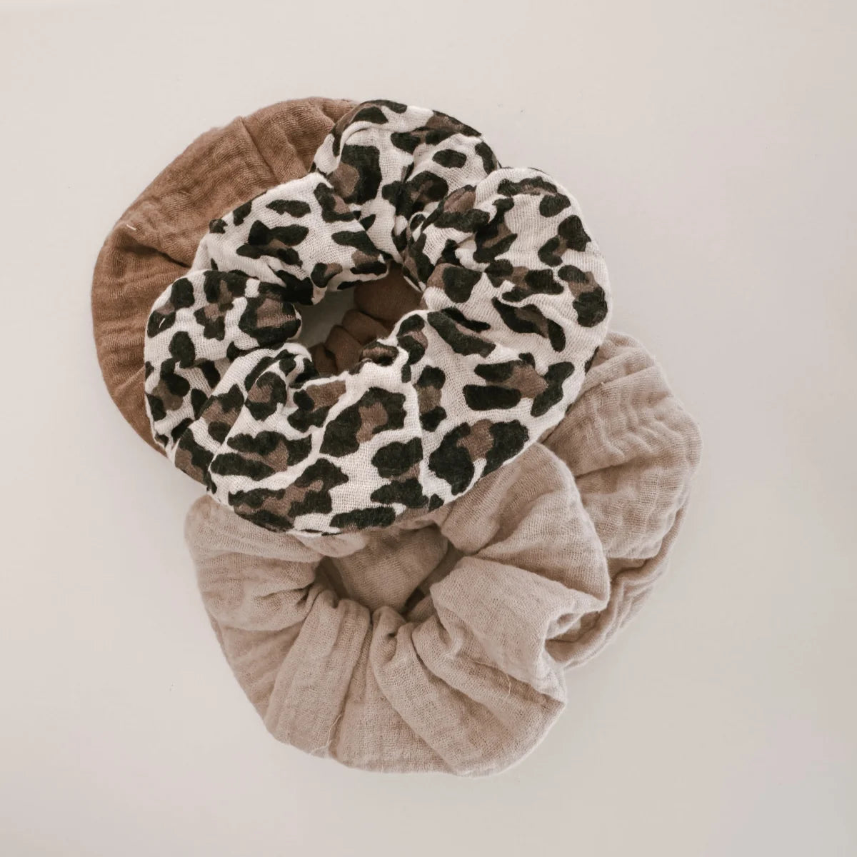 Drei Stoffhaargummis in verschiedenen Mustern und Farben, Scrunchie Musselin | leo schwarz