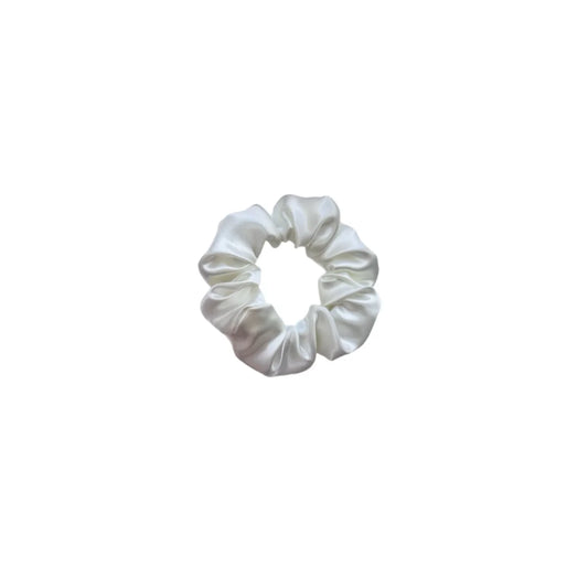 Ein elegantes weißes satin scrunchie mit glattem glänzendem finish und weicher geraffter textur von felice