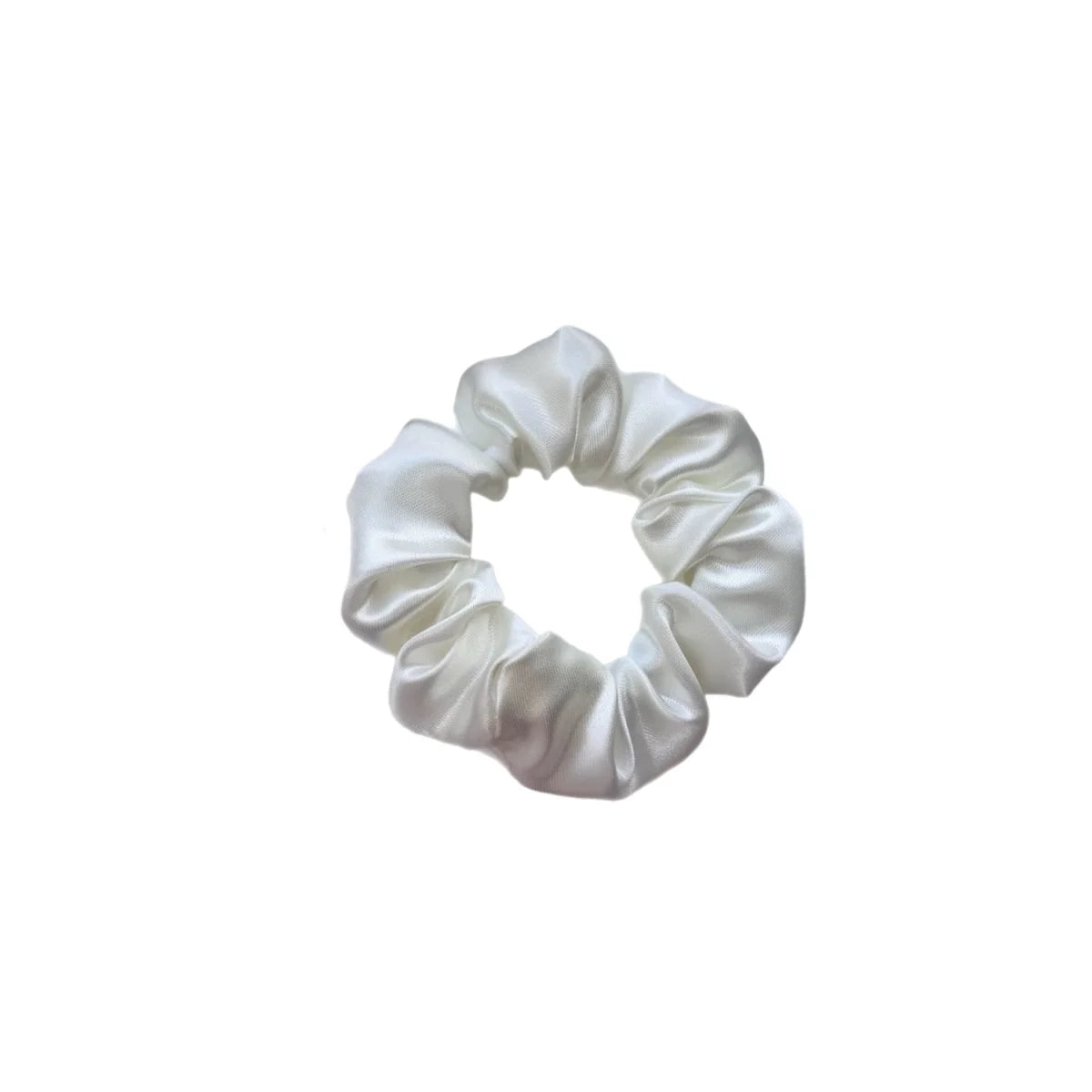 Elegantes Off-White Satin-Scrunchie mit glänzendem Finish und weicher geraffter Textur: Felice