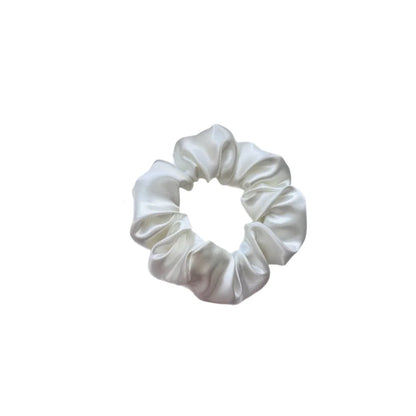 Elegantes Off-White Satin-Scrunchie mit glänzendem Finish und weicher geraffter Textur: Felice