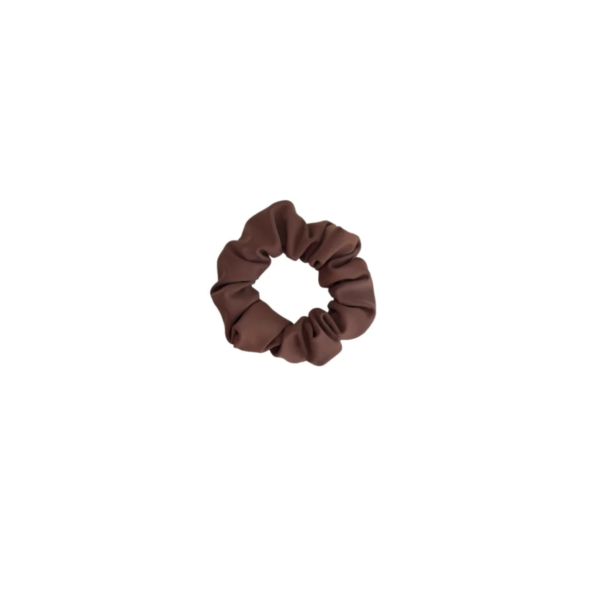 Ein mini scrunchie aus weichem schokoladenbraunem stoff mit elastischer, geraffter textur von mini + me mocha