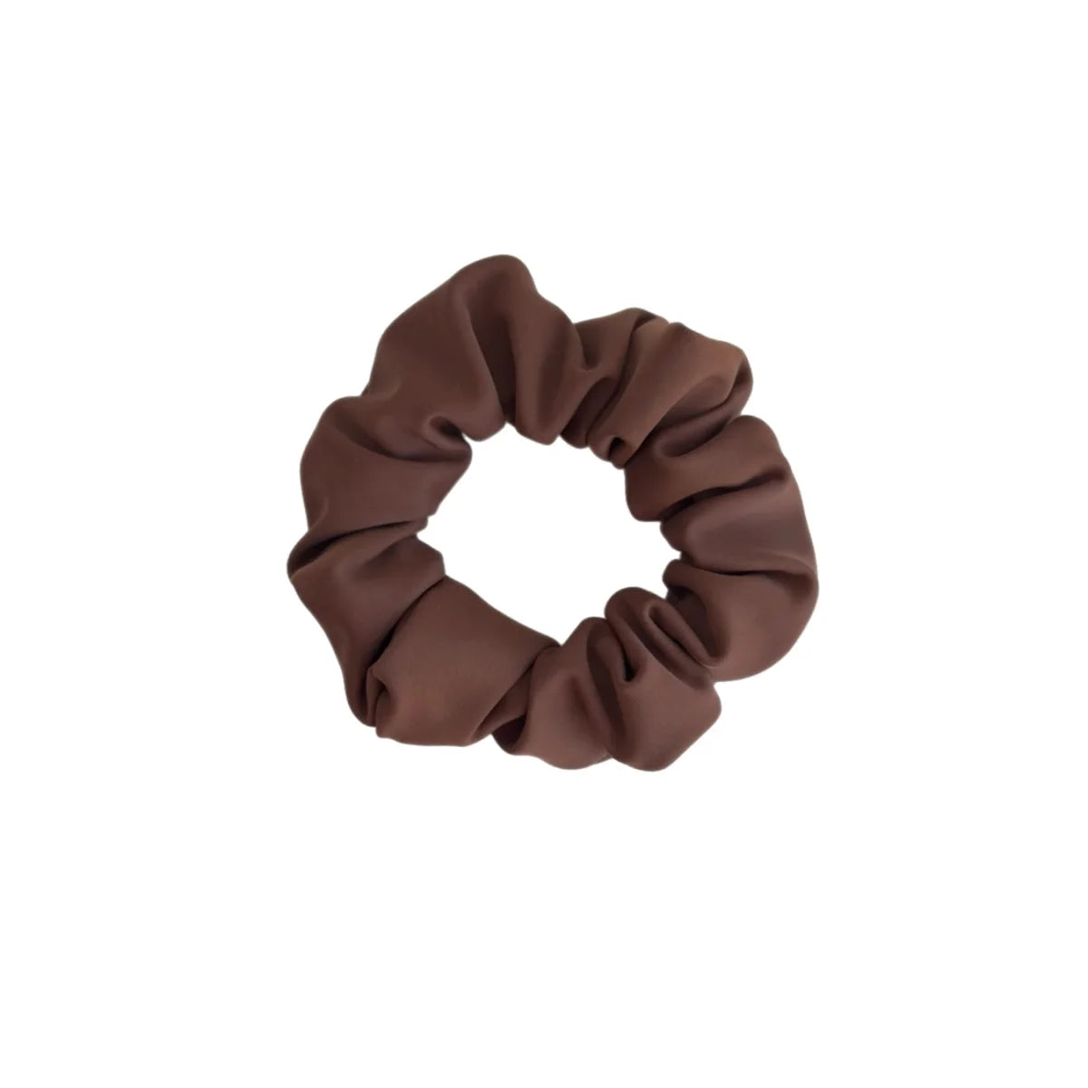 Weiches, mattes braunes Stoff-Scrunchie mit geraffter, gerippter Textur: Scrunchies Mini + Me Mocha