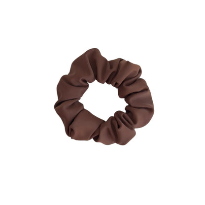 Weiches, mattes braunes Stoff-Scrunchie mit geraffter, gerippter Textur: Scrunchies Mini + Me Mocha