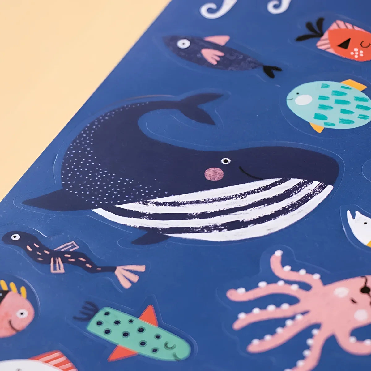 Stilisiertes Walbild mit bunten Meereslebewesen auf blauem Hintergrund für Sea Stickers