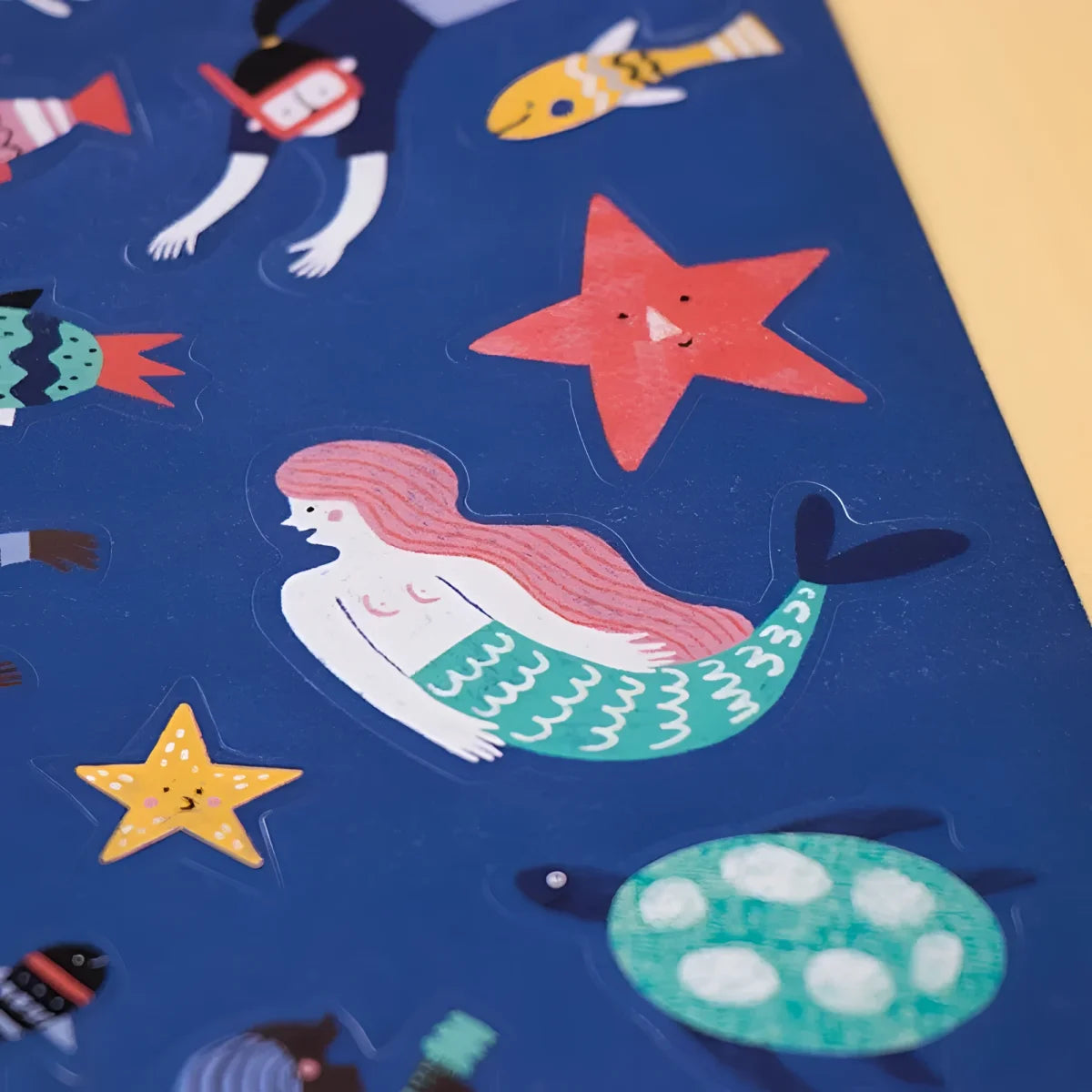 Bunte Illustration von Meereslebewesen und Objekten auf blauem Hintergrund für Sea Stickers