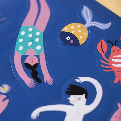 Farbenfrohe Illustration von Meereslebewesen und Schwimmern auf blauem Hintergrund