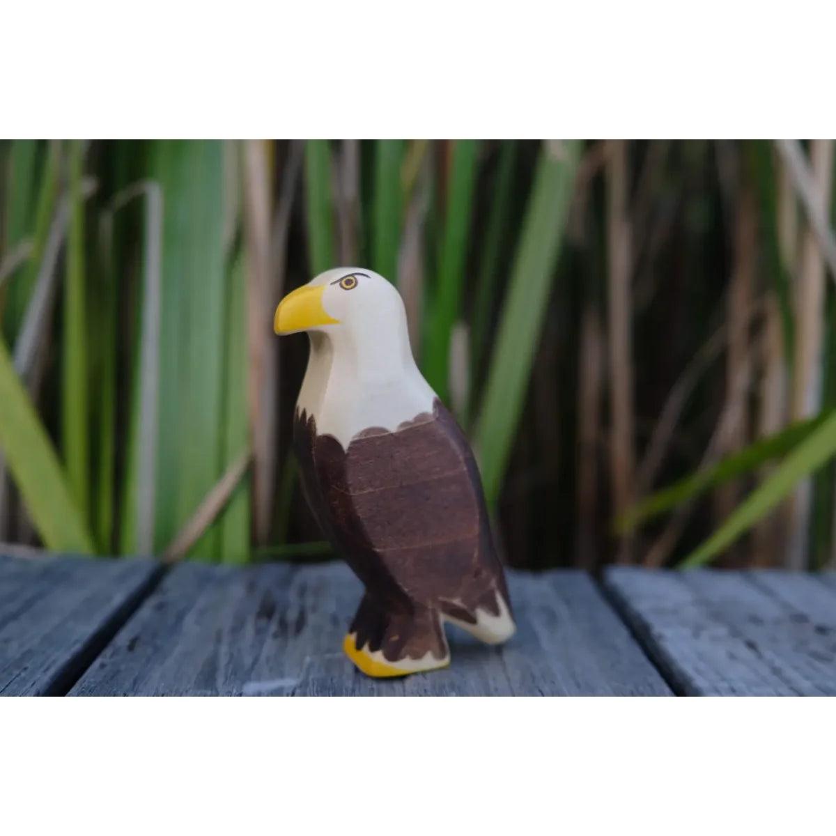 Holzgeschnitzte Seeadler-Figur mit weissem Kopf, braunem Körper, gelbem Schnabel und Krallen