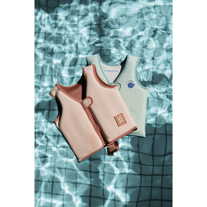Zwei gestreifte Neopren-Schwimmwesten in Rosa und Minzgrün mit Fisch-Logo