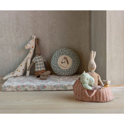 Pink gesteppter korb mit griffen passend zu nachhaltige babykleidung schweiz und ökologische baby- & kinderprodukte