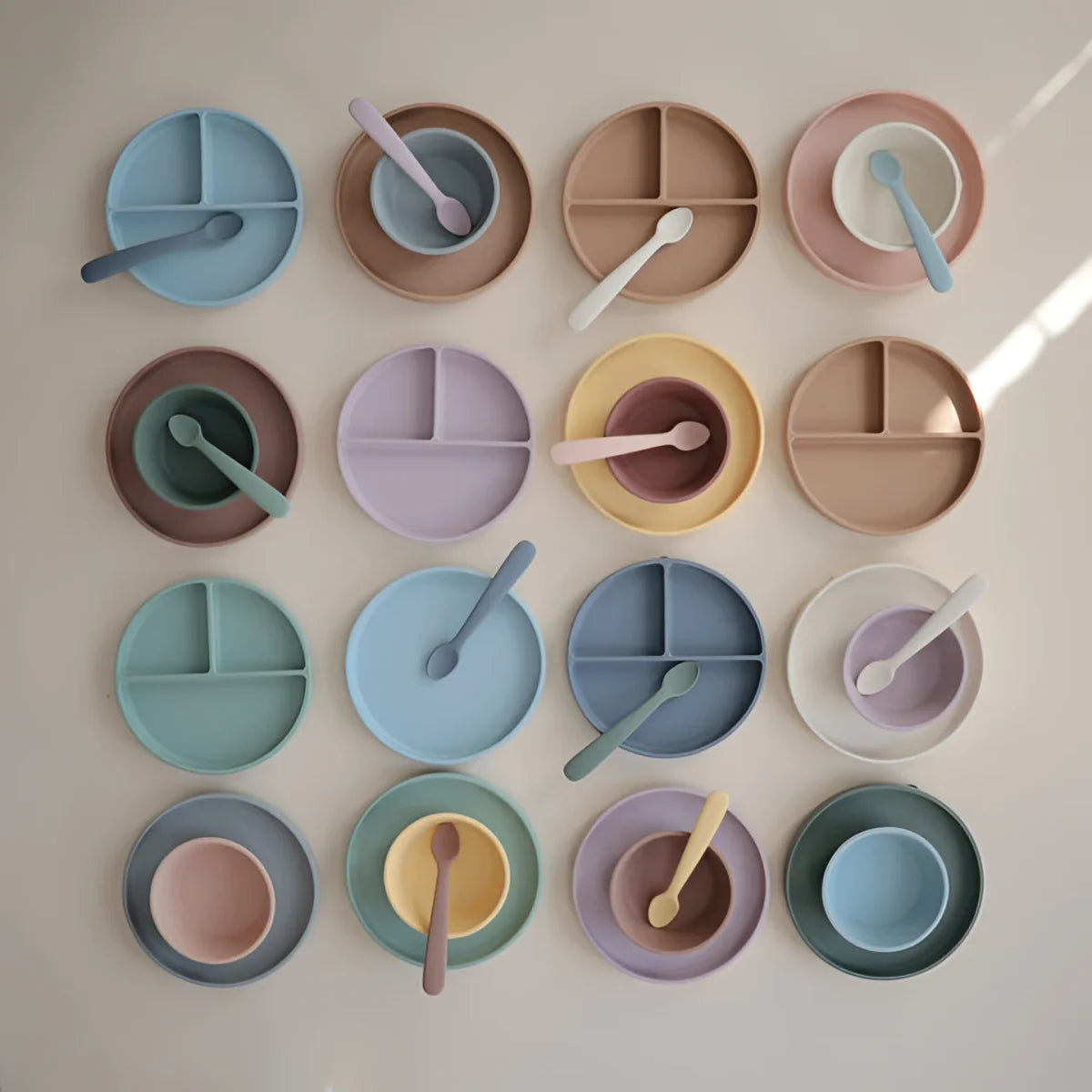 Pastellfarbene Baby-Füttersets mit Silikon-Saugschale Ivory für Babys Mahlzeiten