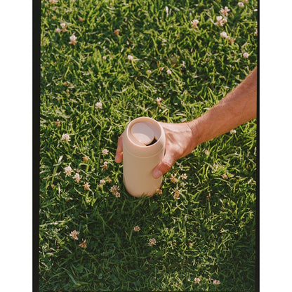 Hand hält einen beigen wiederverwendbaren Trinkbecher Sip Tumbler Thermal Mug Sand