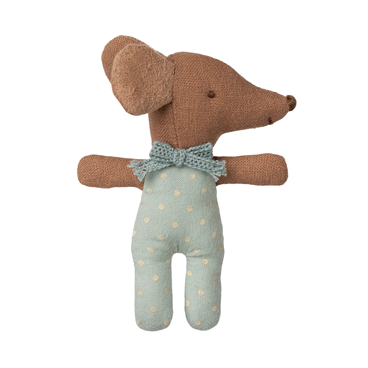 Niedliches braunes Stoffmaus-Spielzeug in blauem Polka-Dot-Outfit mit gestrickter Fliege in Streichholzschachtel