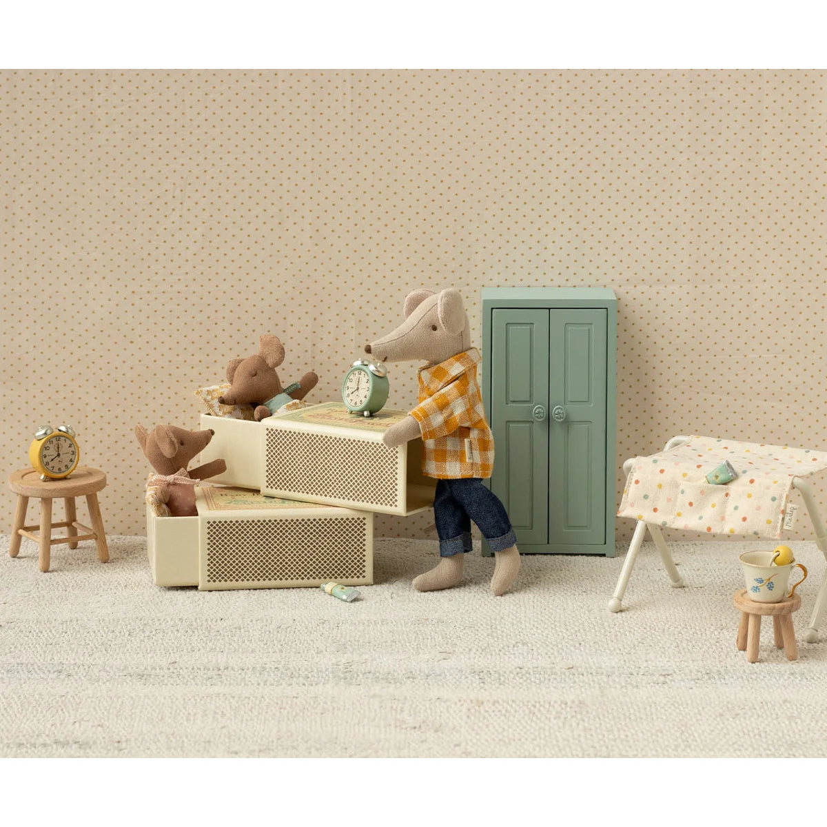 Schlafender Baby Maus in blauer Streichholzschachtel aus perforiertem Beige