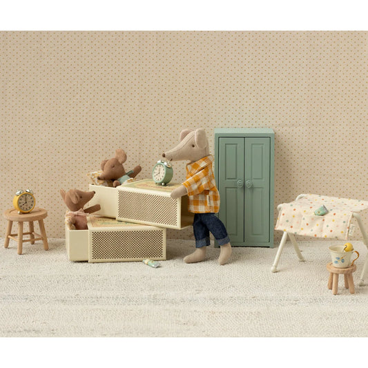 Schlafender Baby Maus in blauer Streichholzschachtel aus perforiertem Beige