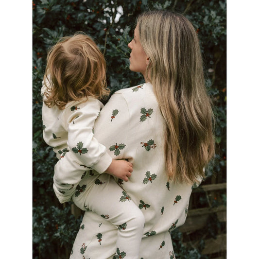 Weihnachtliche Slim-Pyjamas für Erwachsene mit cremefarbenem Set, grünen Stechpalmenblättern und roten Beeren