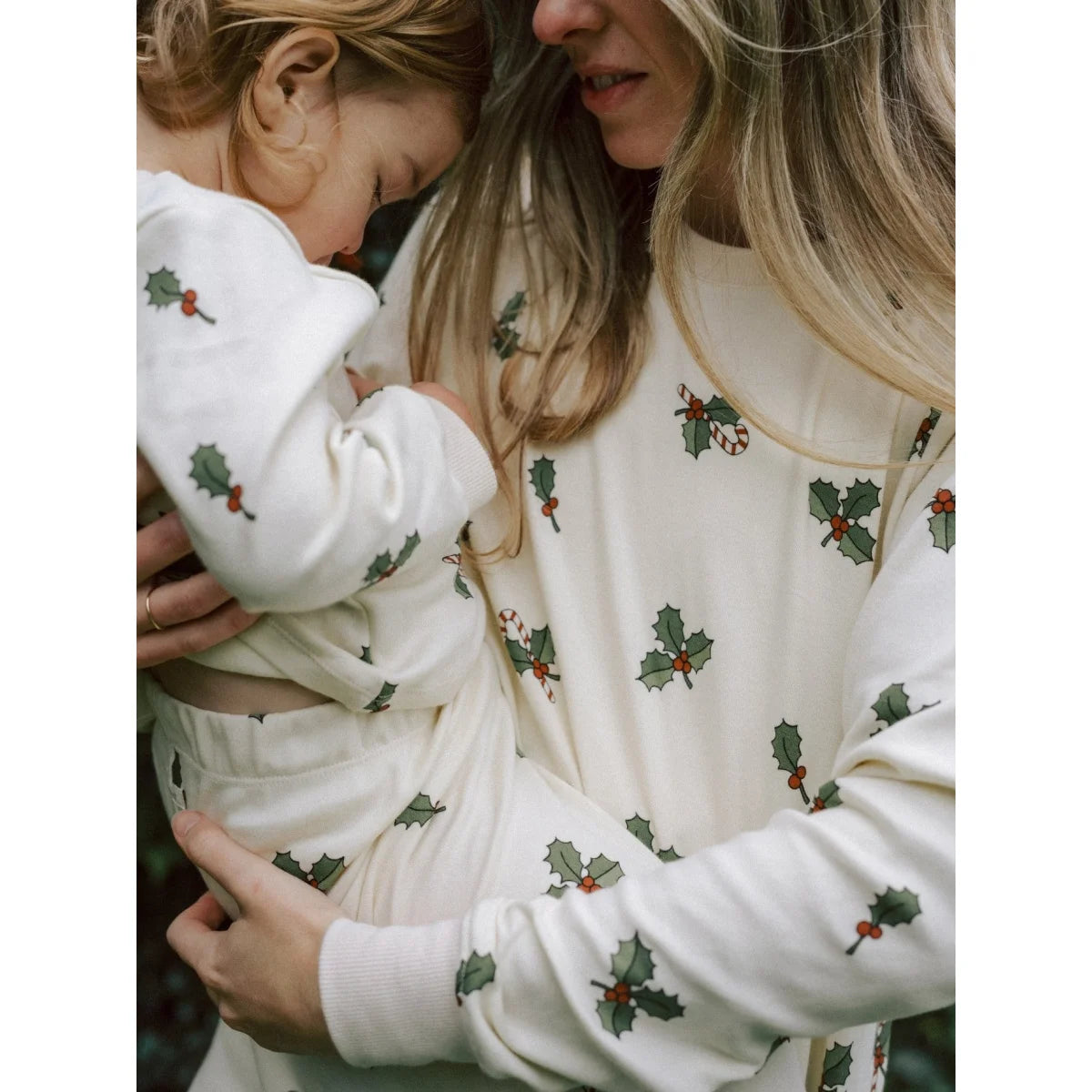 Weihnachtliche Slim-Pyjamas für Erwachsene mit Christrosen-Muster