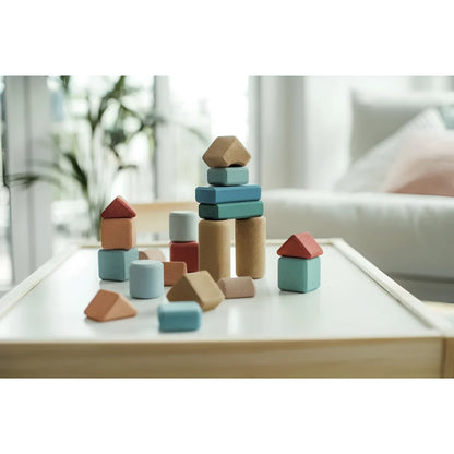 Bunte Holzbausteine stacked in einfachen Strukturen für kleine Architekten