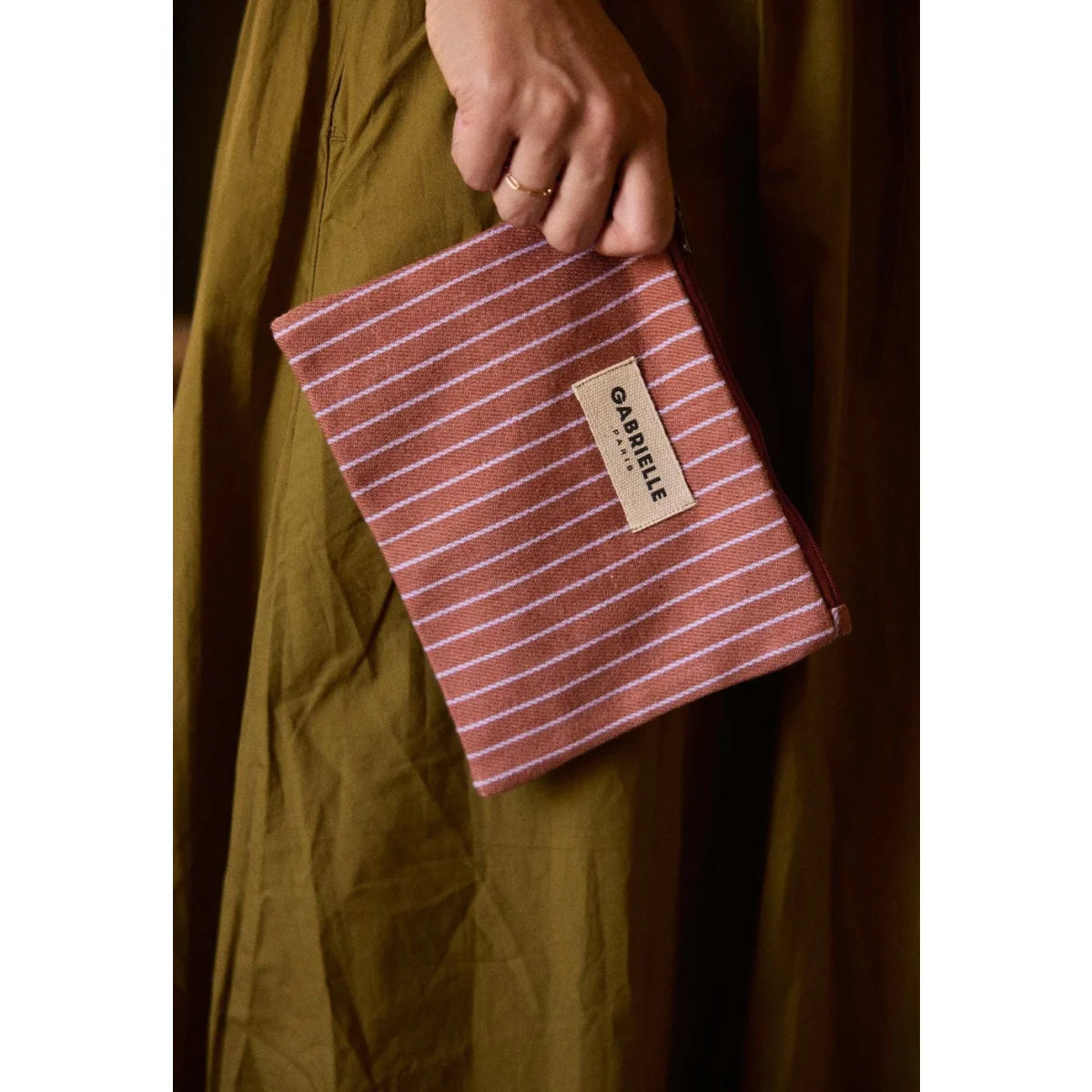 Small Pouch Lilas Stripes: terrakotta-weiss gestreift aus gewebtem Material mit beigem Etikett von Gabrielle Paris