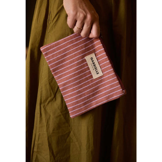 Small Pouch Lilas Stripes: terrakotta-weiss gestreift aus gewebtem Material mit beigem Etikett von Gabrielle Paris