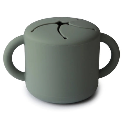 Matte salbeigrüner Silikon-Snackbecher mit zwei Griffen und flexiblem Deckel