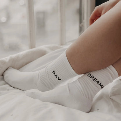 Weiße Socken Day Dreamer mit Stickerei Day und Dreamer