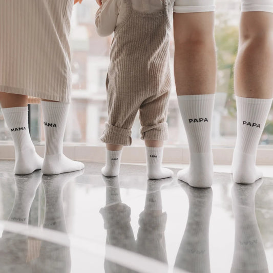 Weiße Socken MAMA mit Mama Papa Mini Stickerei, nachhaltige Babysocken Schweiz