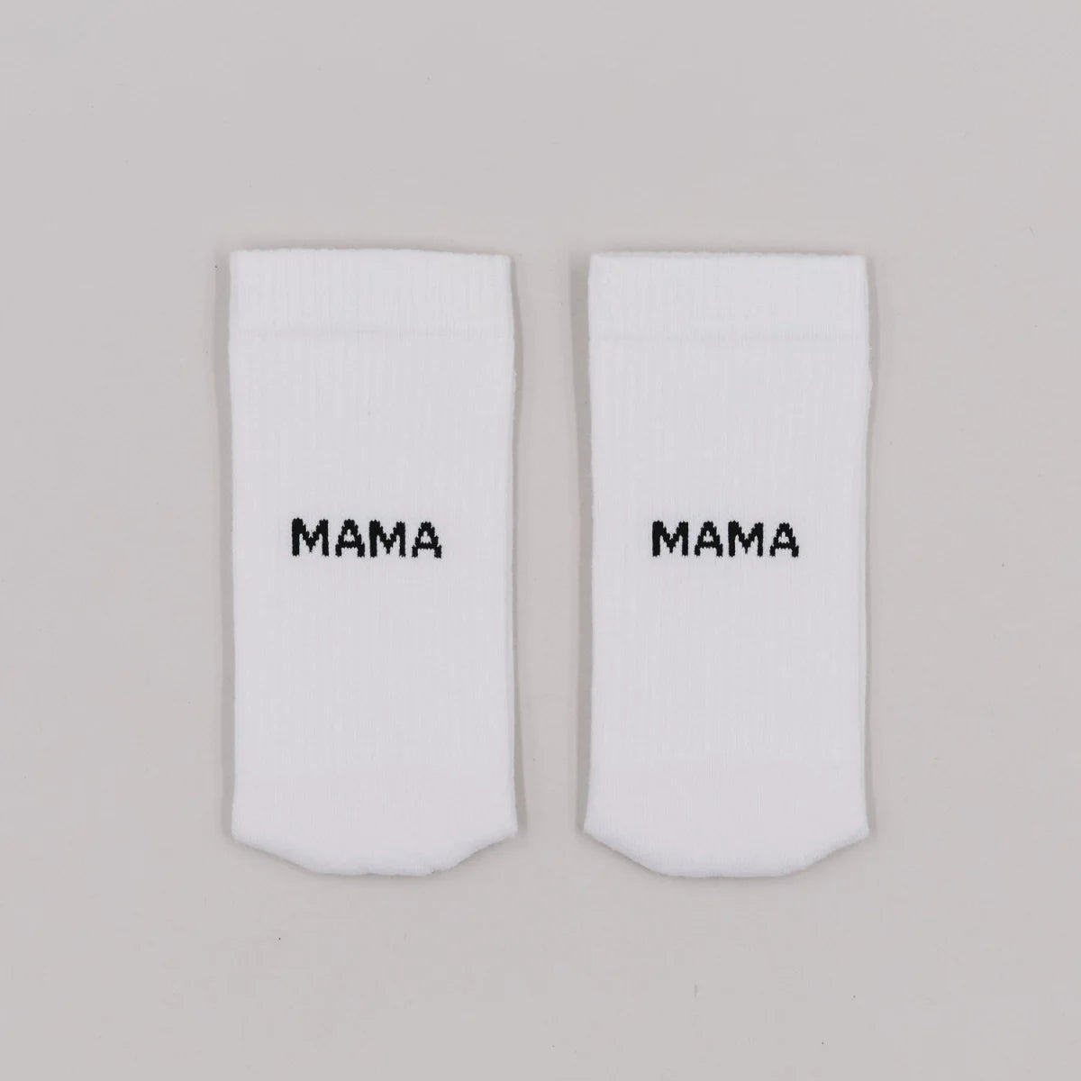 Weiße Socken MAMA mit Mama-Stickerei in pixeligem Font