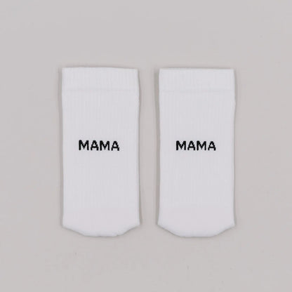 Weiße Socken MAMA mit Mama-Stickerei in pixeligem Font