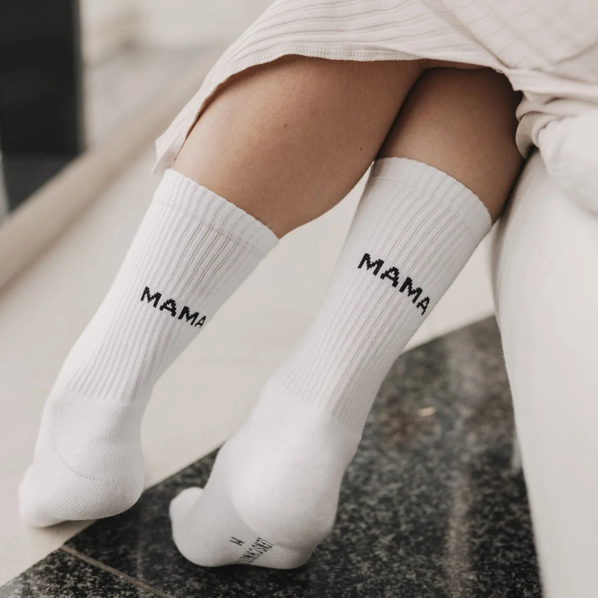 Weiße Socken Mama mit Mama-Aufdruck, nachhaltige Babykleidung Schweiz