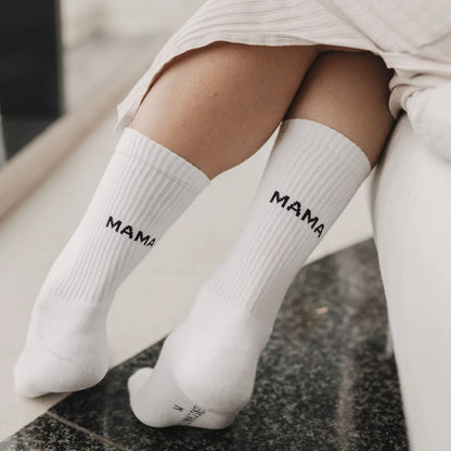 Weiße Socken Mama mit Mama-Aufdruck, nachhaltige Babykleidung Schweiz