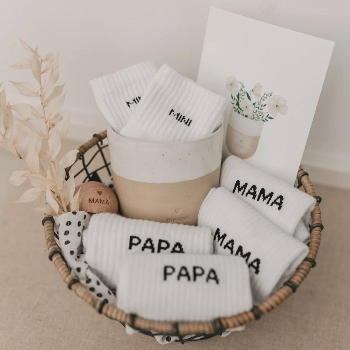Weiße Socken Mama mit Mama Papa Beschriftung, nachhaltige Babykleidung Schweiz
