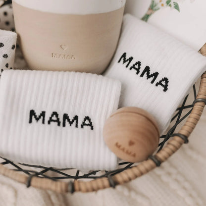 Weiße Socken MAMA mit pixelierter Mama-Bestickung