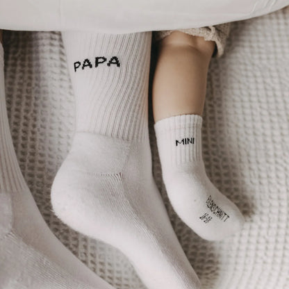 Weiße Socken Papa mit Mini-Stickerei, nachhaltige Babysocken Schweiz