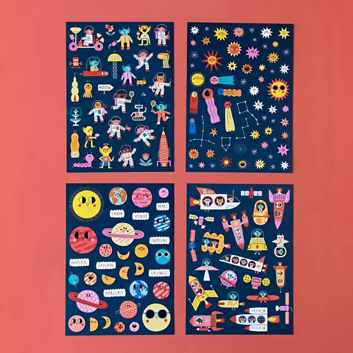 Set von vier bunten Aufkleberblättern mit fantasievollen Designs und Charakteren