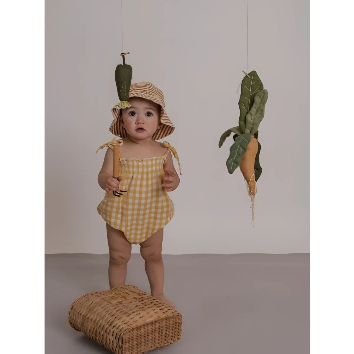 Baby in Spaghetti Bodysuit Honeycomb Gingham mit Strohhut
